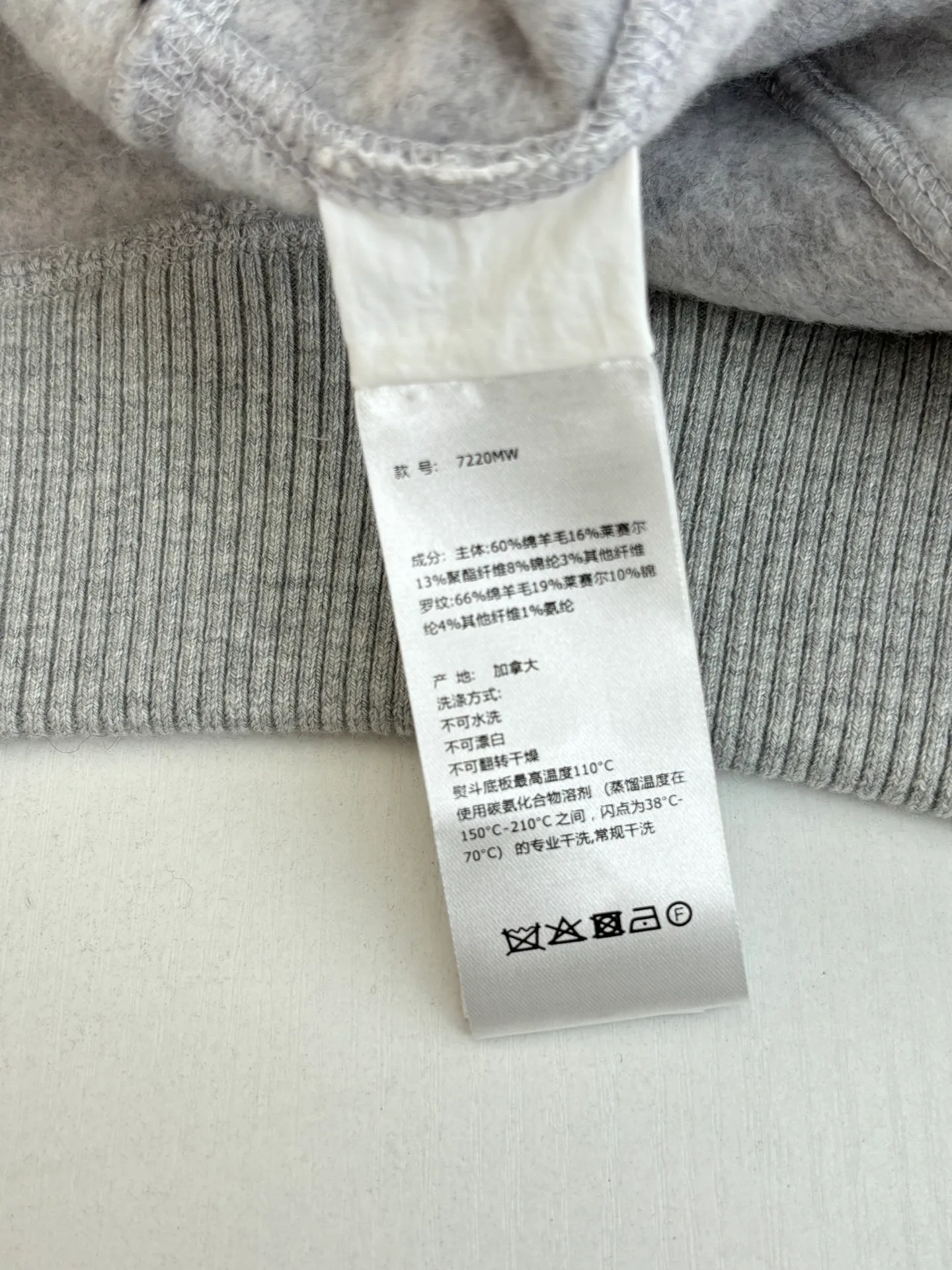 P810 Canada Goos*/Big Goose Fleece Badge Hooded Jacket The fabric is made of wool as the main body, with a very small amount of spandex and polyester fiber blended into the wool fleece fabric. The sleeves and hem are closed with 2×2 ribbing. Its strong elasticity can closely fit wrists and waists of different thicknesses, forming an effective 'seal' to prevent cold wind from blowing back. It can still maintain its original shape after repeated stretching and use, and is not easy to loose and deform. And the ribbed cuffs can convey a sense of design and enhance the visual beauty.  Size：S/M/L/XL